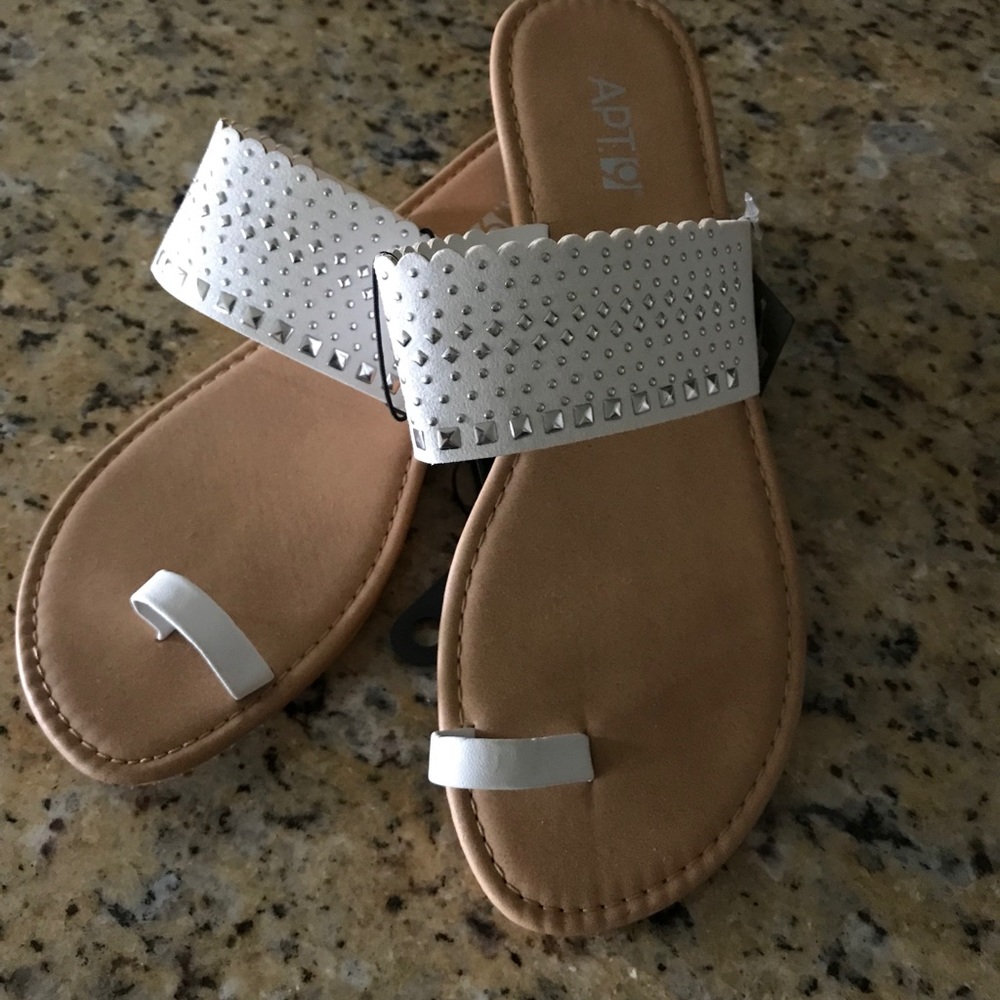 Apt.9 white studded wedge w/toe loop